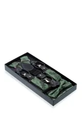 Set de tirantes, moña y pañuelo de bolsillo color rojo con diseño floral. Los tirantes son ajustables y tienen apliques para abrochar a botones o pinzas metálicas para sujetar al pantalón.