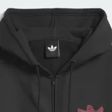 Campera con capucha Adidas de color negro con cierre frontal y bolsillos tipo canguro. Presenta un pequeño estampado en el pecho con el diseño de Mark Gonzales.
