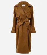 Trench coat largo de gamuza sintética color marrón oscuro, con cuello solapa, cierre frontal cruzado con botones y cinturón ajustable en la cintura. Presenta mangas largas con reguladores en los puños y forro interior.
