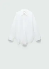 Camisa blanca de popelina de algodón, corte amplio, cuello camisero clásico y cierre frontal con botones.