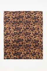 Pashmina de textura suave con estampado animal print de leopardo en tonos marrones y negros.