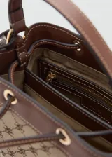 Bolso tipo bucket de diseño estampado en jacquard con detalles en marrón y herrajes dorados. Cuenta con manija de mano, correa ajustable para el hombro, cordón de ajuste superior y charm de candado colgante.
