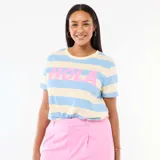 Camiseta de manga corta con cuello redondo, diseño a rayas horizontales en tonos azul y crema, y estampa frontal con la palabra 'HOLA' en color rosa.