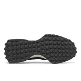 Championes New Balance 327, color gris y negro con detalles en rojo y suela blanca.