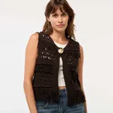 Chaleco marrón de crochet con flecos en el ruedo y cierre con botón dorado.