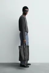 Camiseta de manga larga con cuello redondo y cierre frontal de botonadura tipo henley. Confeccionada en tejido de algodón y seda, con un corte relajado.