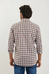 Camisa a cuadros marrón y blanco, de manga larga y corte clásico.