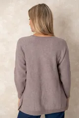 Buzo de corte relajado y cuello redondo, con detalles de costura vertical en la parte inferior y puños acanalados en las mangas.