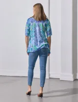 Blusa de modal estampado marca Ruby Rd, con mangas cortas con abertura y apliques de brillos en el frente.
