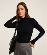 Blusa negra de rib de viscosa sostenible, con cuello alto y mangas largas.