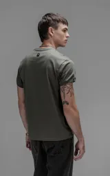 Remera de calce slim fit, confeccionada en jersey de algodón, con cuello redondo y mangas cortas con terminación en rib.