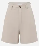 Bermuda color beige de sastrería, confeccionada en sarga de algodón, con cintura mediana, trabillas, cierre tradicional y bolsillos.