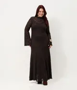 Vestido largo de encaje calado color negro, con cuello alto, mangas largas tipo flare y falda con corte evasé. Incluye forro interior.