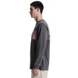 Remera gris de manga larga con cuello redondo y estampado en el pecho y en la manga izquierda.