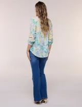 Blusa de gasa de la marca Zac & Rachel, con estampado de rayas verticales en tonos azules, celestes y lilas. Presenta cuello a la base con escote en V, abertura central con botones, detalle plisado en el frente y mangas de largo regulable con presilla y botón.