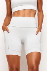 Short tipo biker de tiro alto, diseñado para running y entrenamiento. Confeccionado en tejido técnico de alta performance con bolsillos laterales funcionales y bolsillo interno en la cintura. Presenta detalles reflectivos y costuras estratégicas para mayor libertad de movimiento.