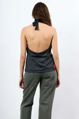 Top de lycra estampado de corte al cuello y ajuste elástico.