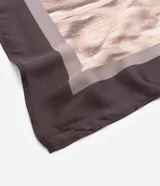 Pañuelo rectangular de satén con estampado animal print de serpiente.