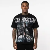 Remera negra de corte oversize con estampado gráfico frontal que presenta a Batgirl en un entorno urbano nocturno y el texto Life Hustlers en la parte superior.
