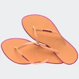 Ojotas Havaianas modelo Slim Point, con suela y tiras más finas, punta ligeramente puntiaguda y borde contrastante. Las tiras son de color lila claro con el logotipo de Havaianas en metalizado. La suela es lila claro con borde exterior en color terracota/rosado oscuro.