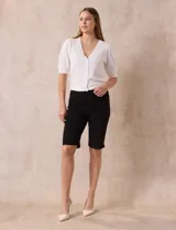 Bermuda negra de gabardina elastizada, marca Ruby Rd, con pretina ancha elastizada, bolsillos simulados en la parte delantera y bolsillos aplicados en la parte trasera.