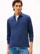 Chomba de manga larga Tommy Hilfiger de corte regular, confeccionada en algodón regenerativo color azul. Presenta cuello tipo polo con cartera de tres botones y logo de la marca bordado discretamente en el pecho.