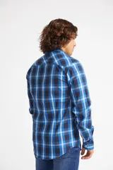 Camisa de manga larga con cuello clásico y cierre frontal abotonado. Presenta un estampado de cuadros en tonos azul marino y rojo. Confeccionada en algodón, cuenta con un corte slim fit y logo bordado en el pecho.