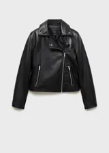Chaqueta estilo biker de efecto piel negra, corte slim fit, cuello con solapa, cierre delantero de cremallera, mangas largas con cremallera en los puños y bolsillos laterales con cierre.