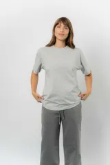 Remerón de algodón color beige, con diseño oversize, cuello redondo, mangas cortas amplias y hombros caídos.