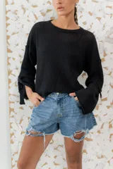 Short de jean celeste con lavado artesanal, corte extra wide, tiro alto y roturas en las piernas.