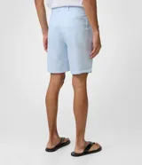 Bermuda slim texturizada de lino con algodón, de color gris claro, con cintura fija con trabillas, bolsillos y cierre delantero con botón y cremallera.
