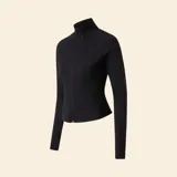 Chaqueta deportiva entallada de color negro, con cuello alto, cierre frontal completo y mangas largas. Diseño técnico ideal para actividades físicas.