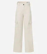 Pantalón de sarga color verde oliva con corte recto y tiro alto. Presenta bolsillos cargo laterales con solapa y cierre frontal con botón y cremallera.
