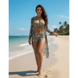 Conjunto de traje de baño de tres piezas con estampado de hojas tropicales en tonos blanco y negro. Incluye un top tipo tankini con cordón ajustable en el centro, un short de tiro alto y una camisa abierta de manga larga tipo salida de baño.