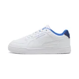 Championes Puma modelo Caven III en colaboración con BMW Motorsport. Diseño urbano de corte bajo en color blanco, con detalles en azul y rojo en el talón y la lengüeta. Presenta perforaciones en la puntera para mayor ventilación y el logo de BMW Motorsport en el lateral.
