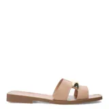 Sandalias tipo slide de cuero color beige, con tiras anchas y detalle metálico dorado en el empeine. Presentan una base plana con punta cuadrada.