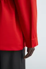 Parka de corte regular confeccionada en tejido técnico repelente al agua. Presenta cuello subido ajustable con cordón, cierre frontal con cremallera oculta por solapa con botones a presión, bolsillos de plastrón con solapa en la cadera y cintura ajustable con cordón. Incluye un forro interior acolchado desmontable.