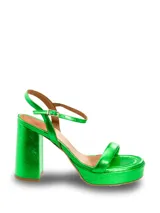 Sandalia de mujer con plataforma y taco ancho, color verde metálico brillante. Posee una tira ancha en la punta y una tira fina ajustable con hebilla en el tobillo.