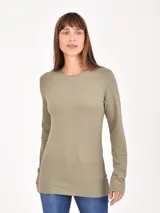 Remera de manga larga color verde oliva, con escote redondo y corte ajustado.