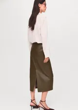 Falda midi tipo lápiz de tiro medio, con efecto piel en color verde militar y abertura posterior en el bajo. Cuenta con cierre de cremallera lateral.