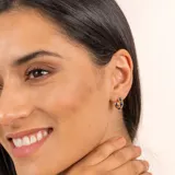 Aro de plata 925 bañado en oro de 18k con cuentas de sodalita y una cuenta gris.