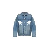 Campera de denim de lavado medio con grandes estrellas blancas aplicadas en el pecho, decorada con tachas y cristales de colores en el cuello, canesú, puños y ruedo. Cuenta con cierre frontal de botones metálicos.