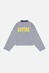 Remera de manga larga oversize con diseño a rayas horizontales en blanco y azul marino, cuello redondo oscuro y estampado en amarillo en la espalda.