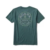 Remera Roark de manga corta y cuello redondo en color verde oscuro, con pequeño estampado circular en el pecho.