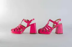 Sandalias negras de cuero con tiras entrecruzadas, plataforma y tacón cuadrado.