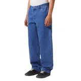 Pantalón tipo carpenter de denim azul con corte recto y holgado. Presenta bolsillos laterales, cierre frontal con botón y costuras reforzadas.