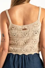 Top de algodón con diseño de tejido crochet y calce al cuerpo, con breteles finos y ruedo con terminación ondulada.