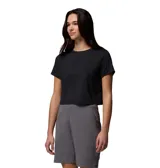 Remera deportiva negra de manga corta, con cuello redondo y diseño de corte cropped.
