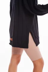 Calza biker negra de lycra acanalada con spandex.