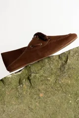 Mocasín de cuero marrón con cordones, diseño de puntera cuadrada y costuras visibles.
